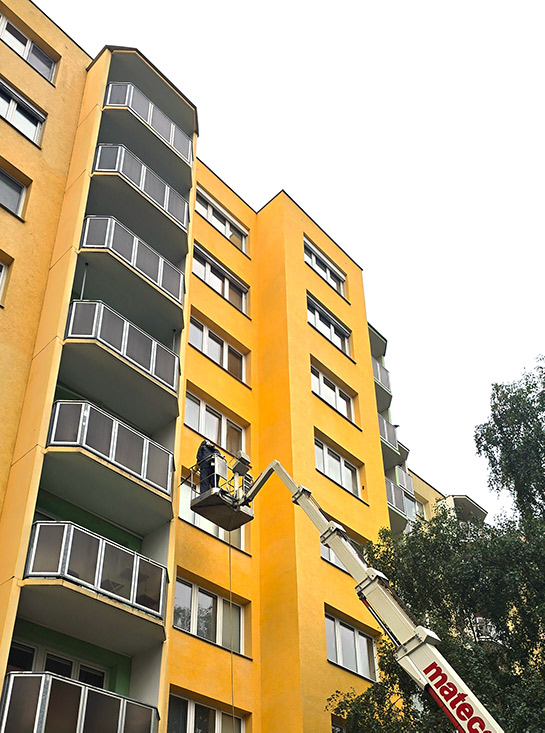 čištění fasády na paneláku