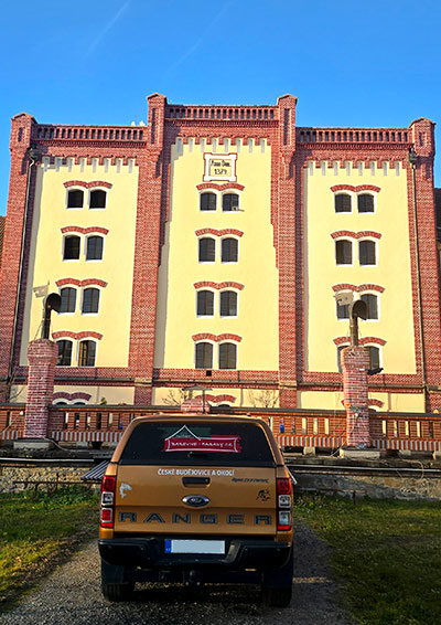 hotová práce firemní budova cihlová fasáda 1