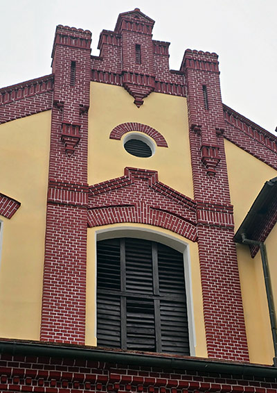 hotová práce firemní budova cihlová fasáda 2